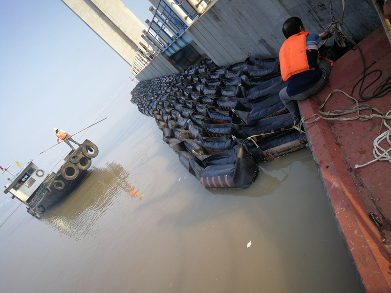 长江三峡围油栏安装现场