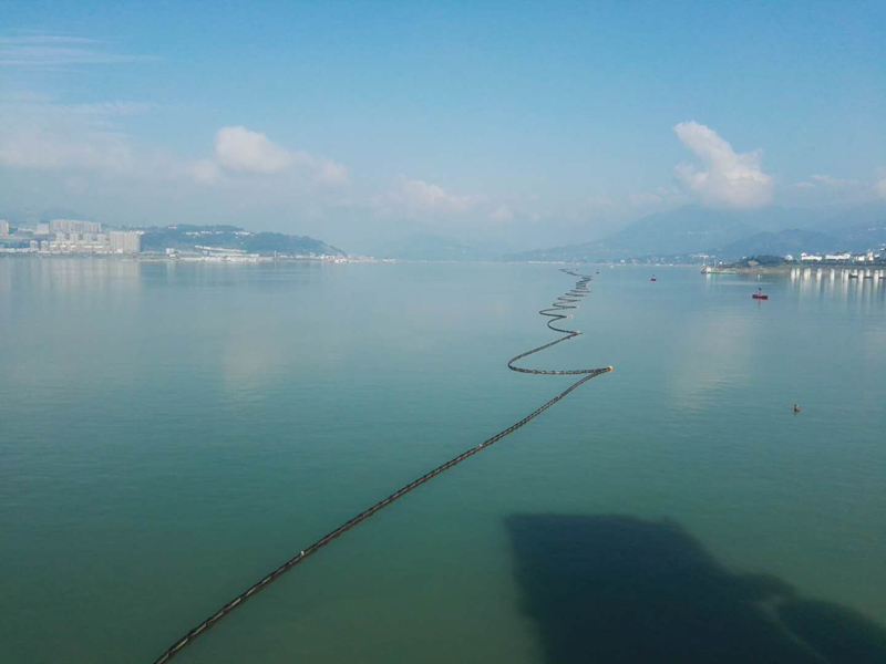 长江三峡围油栏安装现场